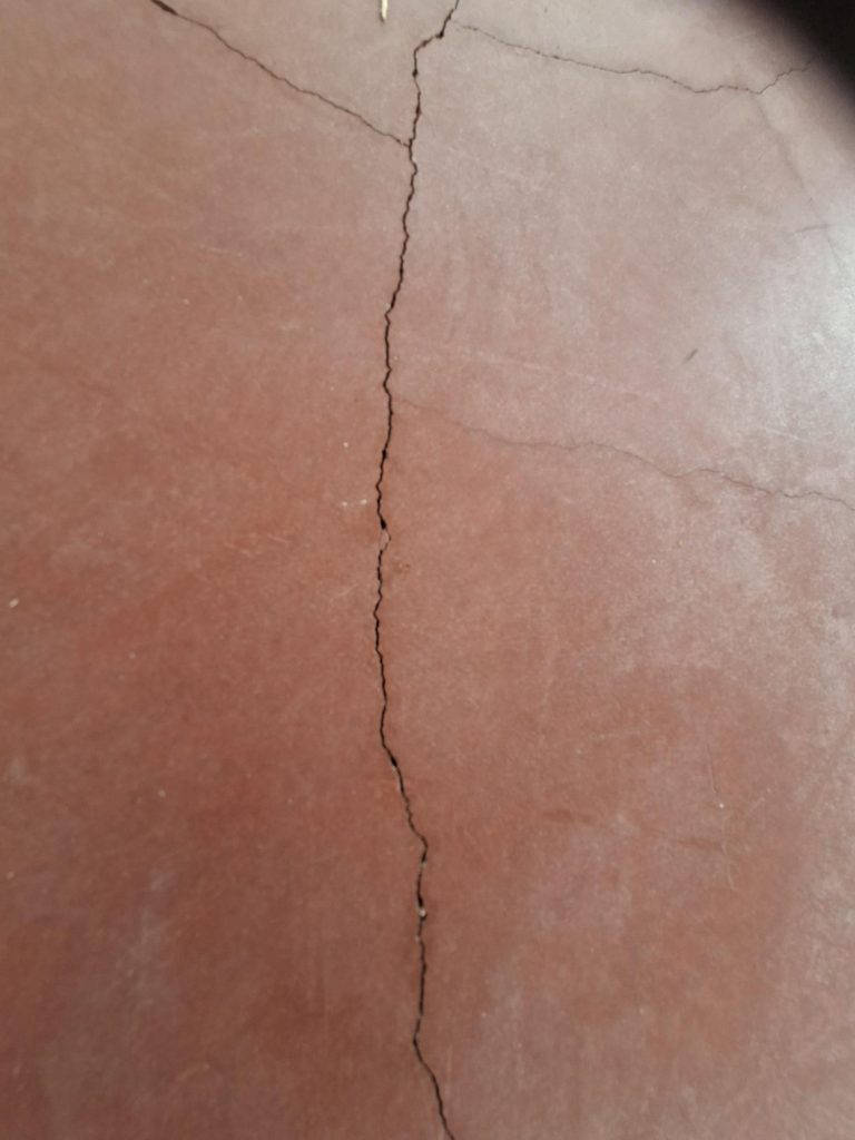 Crepa lineare affiorante sulla superficie del pavimento